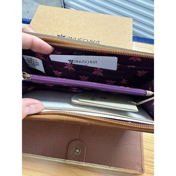 ANUSCHKA CURIOUS FOXES HAND-PAINTED LEATHER WALLET WITH RFID PROTECTION - NEW - Picture 2 of 5